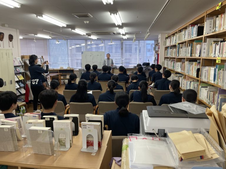 【閲覧室利用】京都朝鮮中高級学校 高級部3年を対象に講演をする元アリラン事務局の鄭剛憲さん